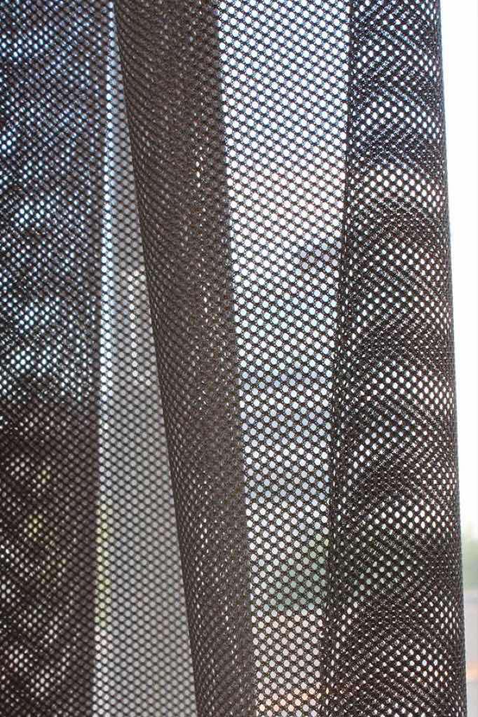 Vorhangstoff in Trevira CS; Der technisch anmutende Gitterstoff wird in der klassischen Filetwirktechnik hergestellt. Das Filamentgarn lässt den Artikel sportlich und modern wirken. Radar kann optimal sowohl in öffentlichen wie auch privaten Räumen eingesetzt werden.