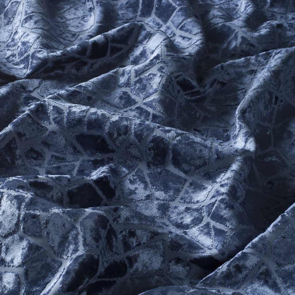 Extravaganz pur verbreitet dieser exklusive Velvet FLAWLESS von Carlucci. In sechzehn brillanten Kolorits sorgt der Dekorationsstoff überall für Aufsehen.