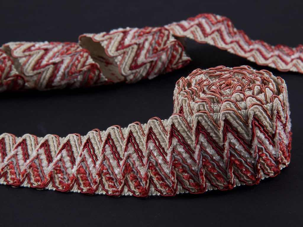 Texture Tape vereint stilvolle Häkel- und Spitzenelemente. Elf unterschiedliche Garnsorten und Farben sind nötig, um dieses harmonische Muster zu schaffen. Das Posament Texture Tape wird auf einem Jacquard-Webstuhl gewebt und bietet eine Vielzahl von Farbvarianten.