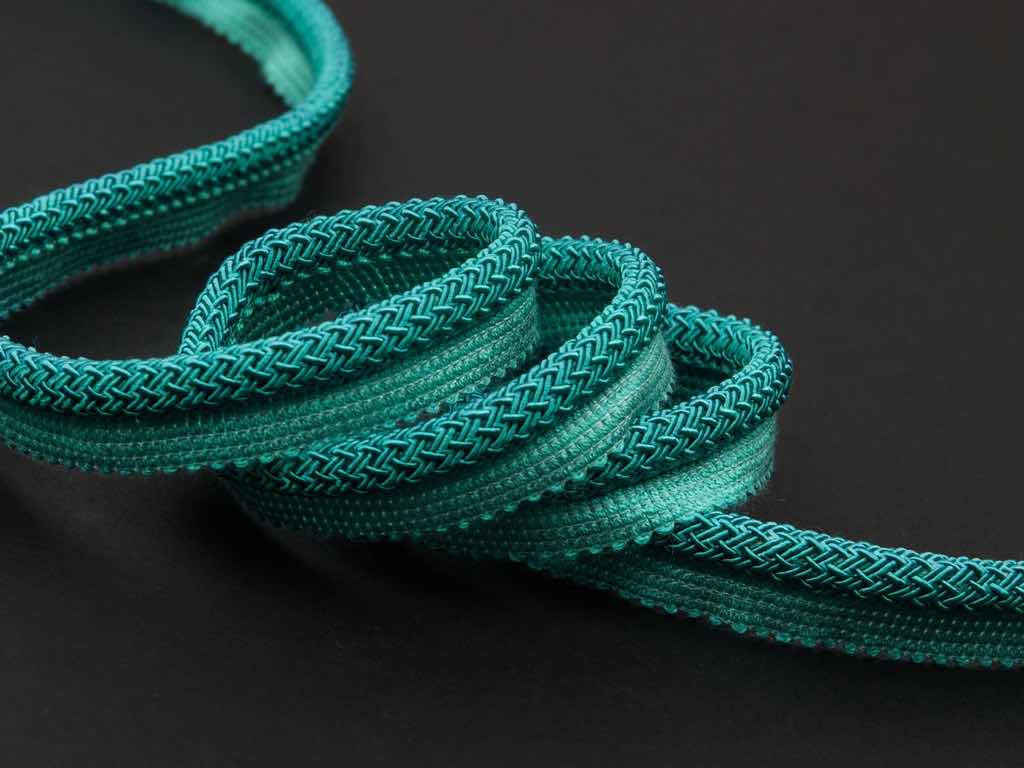 Kissen, Fensterdekorationen, Wandbespannungen oder Möbel, ob Ton in Ton oder als frischer Farbkontrast: Frame unterstreicht die Hochwertigkeit eines jeden konfektionierten Produkts. Die großzügige Farbpalette bietet Kolorits in allen Nuancen von zurückhaltend elegant bis kraftvoll leuchtend.