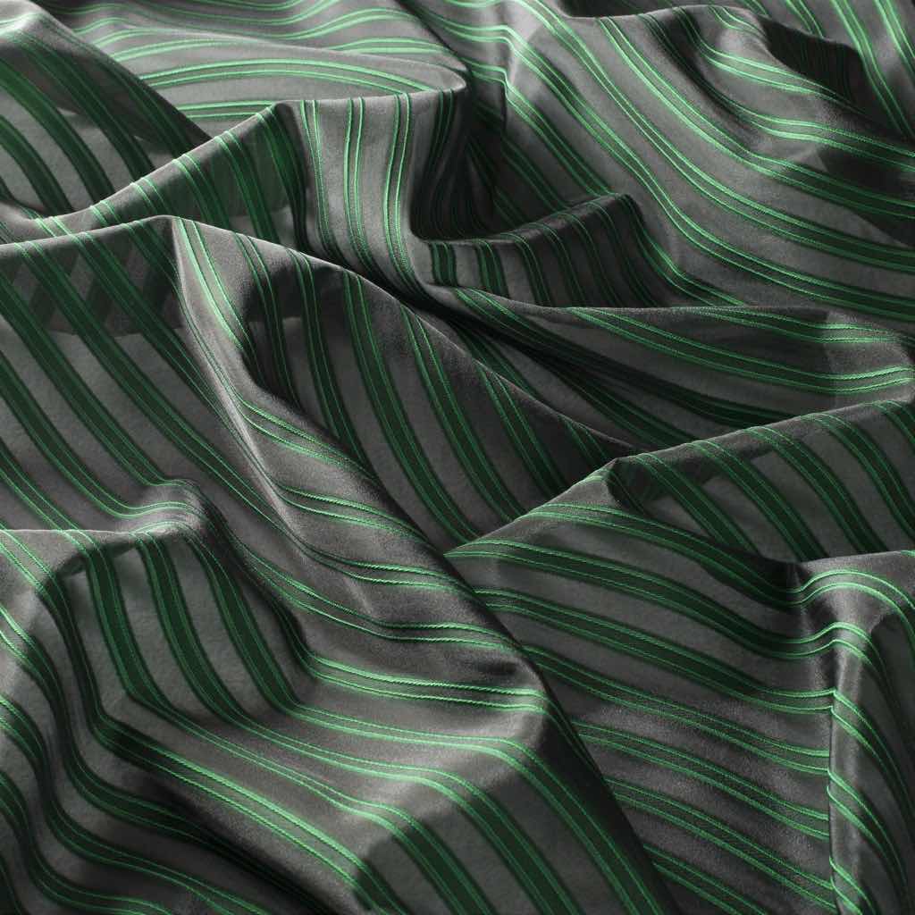 MOVE: dieser smarte Scherli zeigt ein feines Streifendessin in vier stylischen Farben. Der halbtransparente Dekostoff begeistert durch seine leichte und luftige Optik und sein modernes Flair. Ein Dekorationsstoff, der hochwertigen Interieurs schmeichelt.