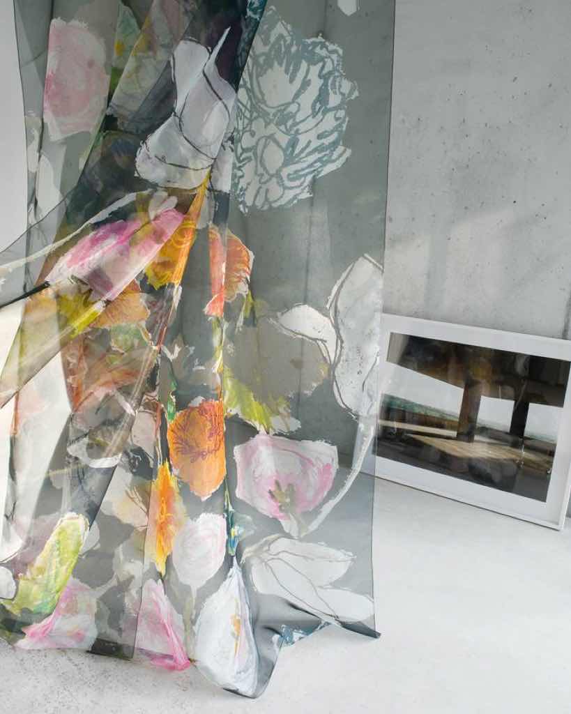 Die handgemalten Blüten dieses bedruckten, hochtransparenten Voiles aus Trevira CS wirken künstlerisch und subtil. Werden zwei oder mehr Lagen übereinander kombiniert, entstehen reizvolle Effekte und eine faszinierende Vielschichtigkeit.