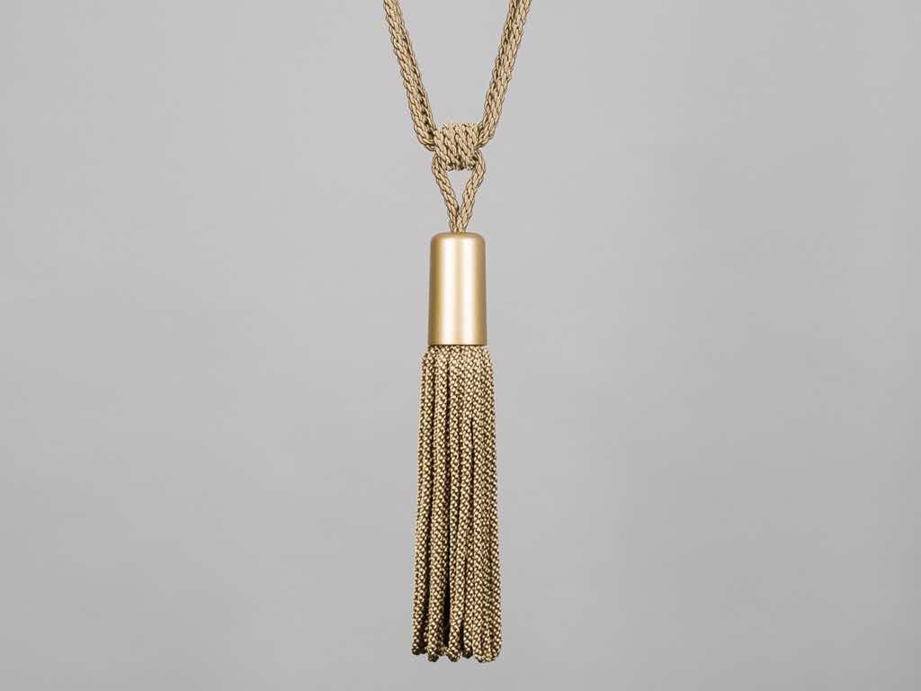 Einen reizvollen Kontrast erzeugt die Kombination von eleganten schimmernden Kordeln und matt lackiertem Holz. Durch den flexiblen Rollknoten kann man die Quaste bequem in die gewünschte Position bringen.