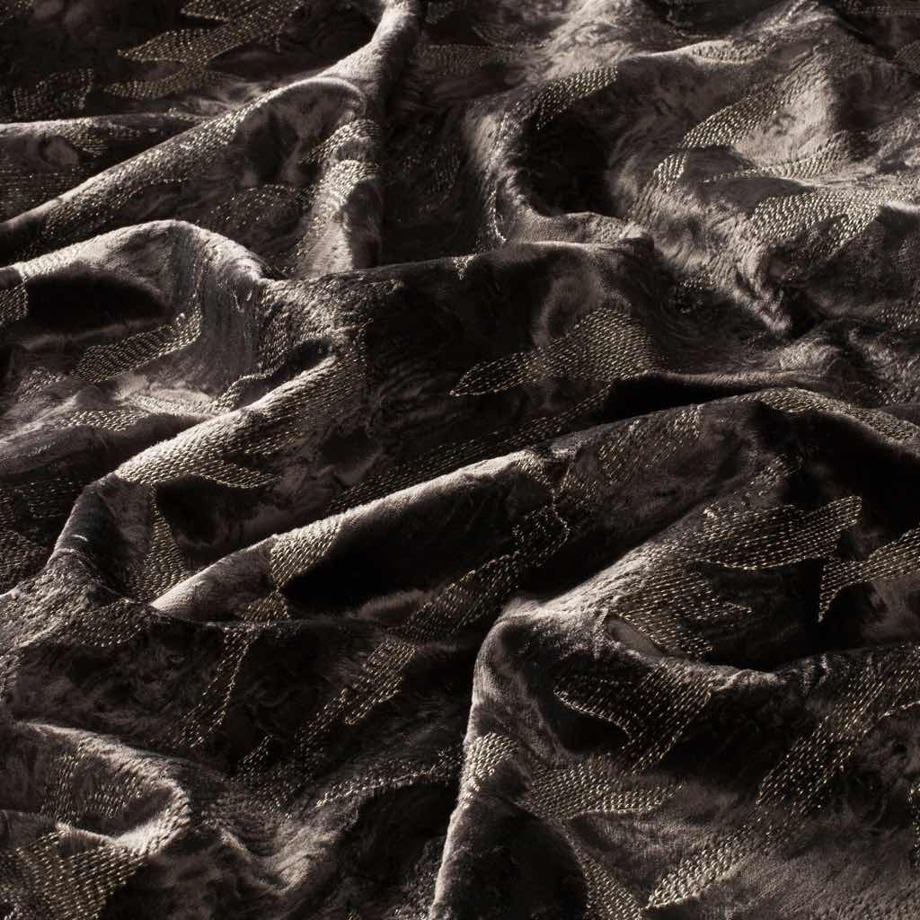 Der mit einem fantasievollen, ornamentalen Dessin bestickte Velours beeindruckt durch seine Eleganz und Opulenz. Sein edler Changeant wird durch den Einsatz von schimmernden Metallfäden abgerundet, die für zusätzliche Akzente sorgen. In maskulinem Schwarz als auch in edlem Rosé steht der schwere Dekostoff für textilen Luxus pur. Der mit einem fantasievollen, ornamentalen Dessin bestickte Velours beeindruckt durch seine Eleganz und Opulenz. Sein edler Changeant wird durch den Einsatz von schimmernden Metallfäden abgerundet, die für zusätzliche Akzente sorgen. In maskulinem Schwarz als auch in edlem Rosé steht der schwere Dekostoff für textilen Luxus pur.