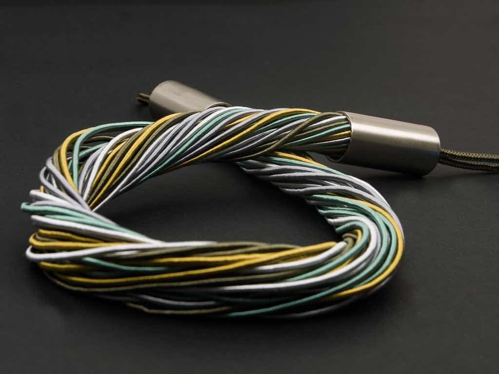 Wie ein edles Collier schmückt dieser verführerisch schöne Raffhalter jede Fensterdekoration. Die mehrfarbigen Stränge sind an den beiden Enden mit edlen Metallabschlüssen zusammengefasst. Diesen Artikel erhalten Sie in 5 Kolorits.