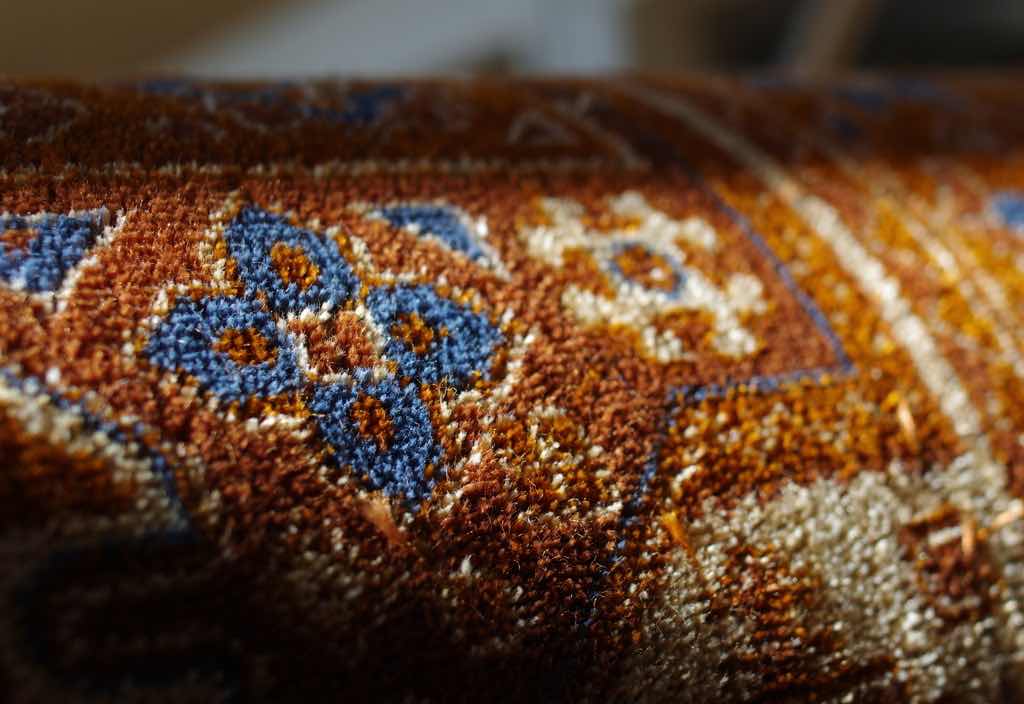 Mokett - vollständig geschnitten, mit unterschiedlicher Flor-Höhe.