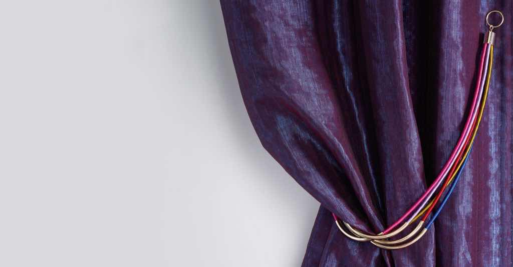  Raffhalter aus fünf Satinkordeln, veredelt mit Metallapplikationen.