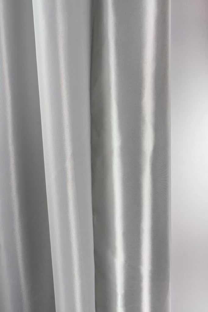 Blend- und Wärmeschutz; Transparenter Vorhang in 300 cm Breite. Das technisch anmutende, hochtransparente Gewirke ist weiss und schwarz gefärbt und durch ein hochtechnisches Verfahren einseitig metallisiert, wodurch hervorragende Funktionswerte erreicht werden.
Blend- und Wärmeschutz; Transparenter Vorhang in 300 cm Breite. Das technisch anmutende, hochtransparente Gewirke ist weiss und schwarz gefärbt und durch ein hochtechnisches Verfahren einseitig metallisiert, wodurch hervorragende Funktionswerte erreicht werden.