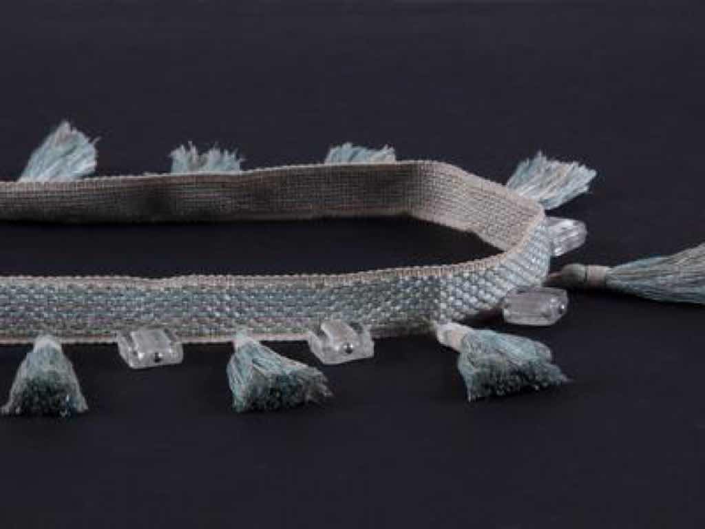 Die umwickelte Leinenquaste und die folierte, juwelgleiche Glasperle, die aufgrund ihrer metallischen Färbung im Perleninneren für eine einzigartige Lichtreflexion sorgt, schaffen eine natürliche Eleganz. Die umwickelte Leinenquaste und die folierte, juwelgleiche Glasperle, die aufgrund ihrer metallischen Färbung im Perleninneren für eine einzigartige Lichtreflexion sorgt, schaffen eine natürliche Eleganz.