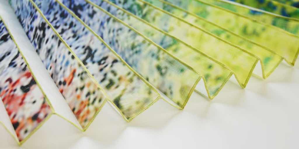 Extravaganter Vorhangstoff mit raffinierter Falttechnik. Feine Längsstreifen sind in aufwendiger Handarbeit zu einem Plissee zusammengenäht. Ein hauchdünner, papierartiger Stoff, der sich wie ein Akkordeon aufziehen lässt. Ein absoluter Hingucker – entweder als frischer Blumenprint oder uni-gestreift.