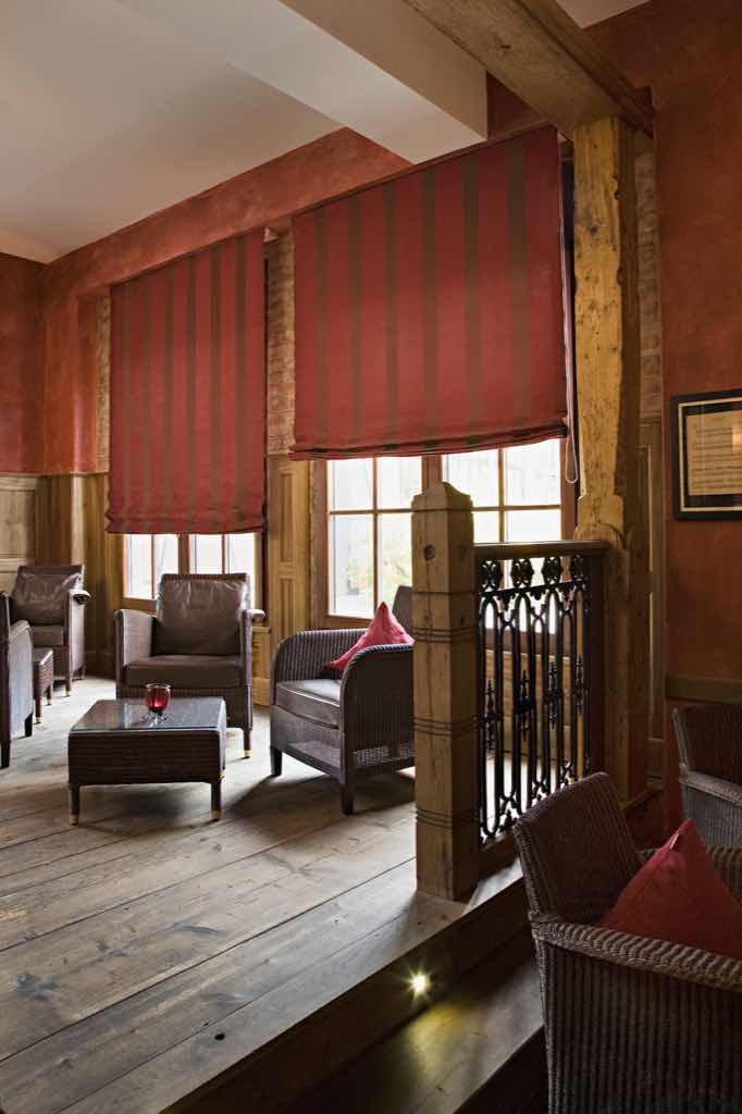 Raffrollo mit Seitenzug
Raffrollo mit Seitenzug