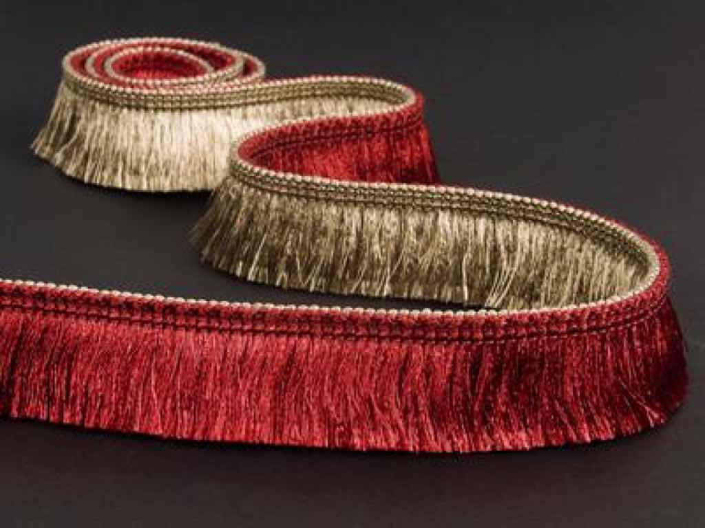 Ein wahrer Eyecatcher ist diese zweifarbige Variation einer Franse. 11 attraktive Kolorits entwickeln durch das hochglänzende Garn eine ganz besondere Leuchtkraft. 