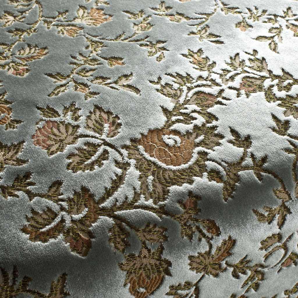 Klassische Eleganz par excellance verbreitet dieser kostbare Liseré. Mit seinem geschmackvollen Ranken-Blatt-Motiv verschönert er elegante Interieurs und Möbel. Fünf zurückhaltende Couleurs unterstreichen das stilvolle Flair dieses wunderbaren Möbelstoffes.