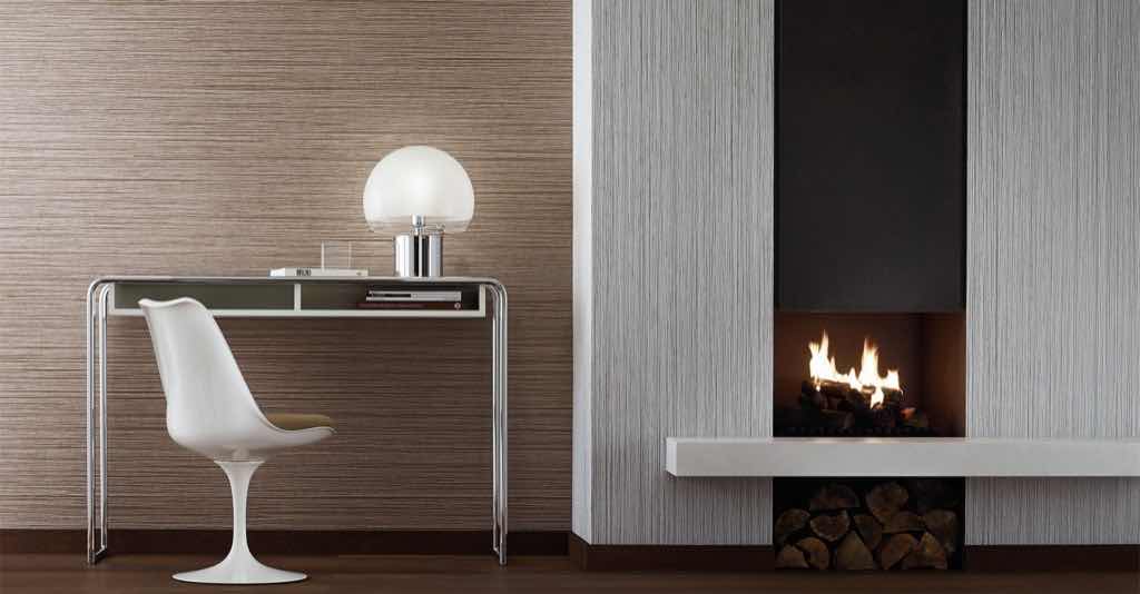 Tapete in traditioneller Technik der Kettfaden-Kaschierung. Das unregelmäßige Spiel der Fäden macht den besonderen Unikat-Charakter dieser Tapete aus. Im abschließenden vollflächigen Druck bekommt PAPYRO einen zusätzlichen Farbeffekt. 