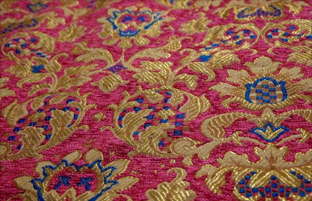 Ausschnitt eines Brokat-Gewebes mit metallisiertem Garn und Chenille  
