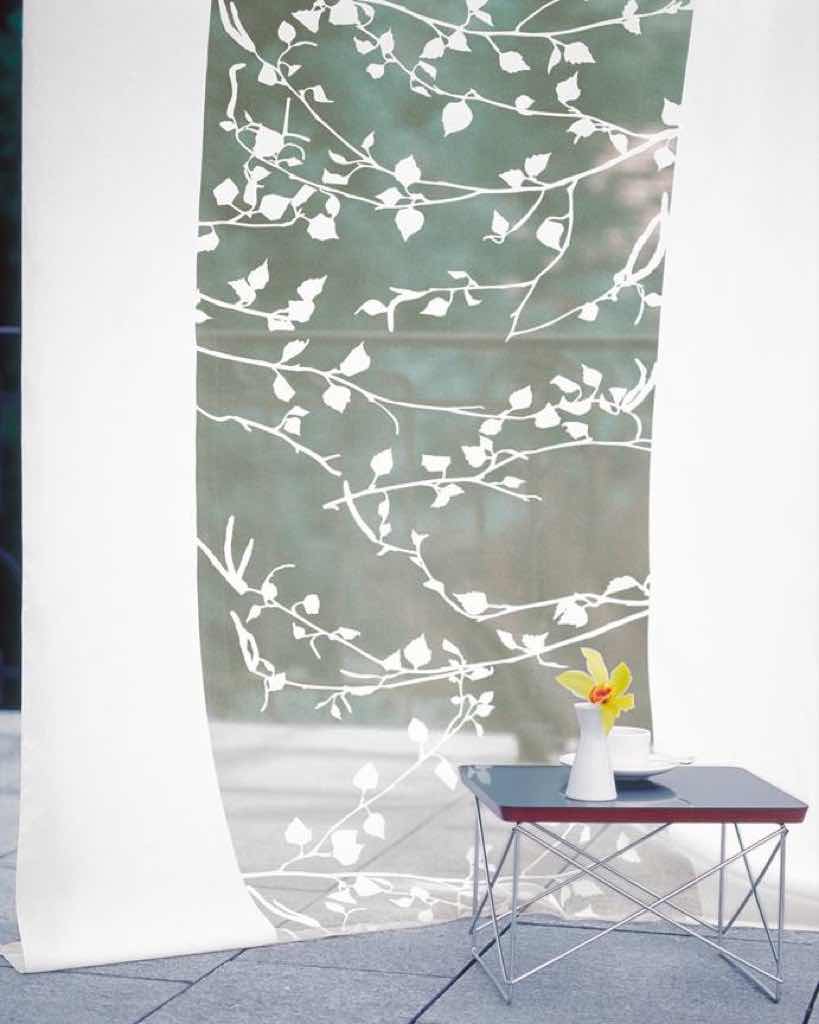 Vorhangstoff MALENA, der durch die schlichte Natürlichkeit seines Dessins überzeugt.