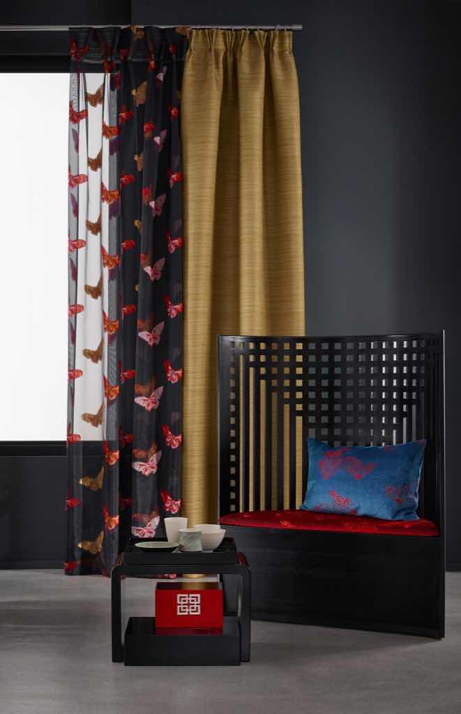 Luftig und leicht präsentiert sich der Stoff PAPILLON. Er begeistert durch eine wunderbare Farbigkeit. Feine Schmetterlinge, die durch Scherli-Technik entstehen, schweben über den texturierten Polyesterorganza. Elegant und fein wirkt das Kolorit in verschiedenen creme-beige Nuancen. Luftig und leicht präsentiert sich der Stoff PAPILLON. Er begeistert durch eine wunderbare Farbigkeit. Feine Schmetterlinge, die durch Scherli-Technik entstehen, schweben über den texturierten Polyesterorganza. Elegant und fein wirkt das Kolorit in verschiedenen creme-beige Nuancen.