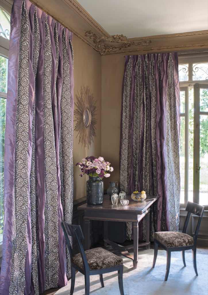 MEDA - Hoch dekorativer Streifen auf reiner Doupion Seide. Die erhabene, ornamentale Stickerei, verleiht diesem Dekorationsartikel seine Dreidimensionalität und gibt ihm dadurch seine besondere Ausdruckskraft.