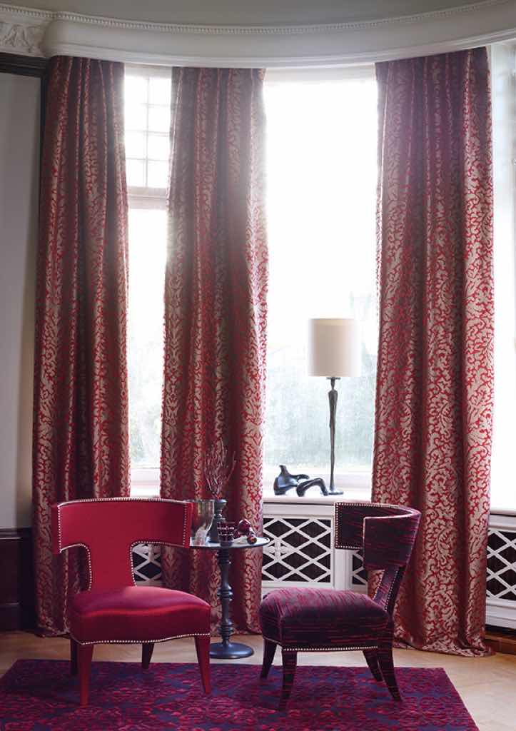 Dekorationsstoff mit großflächiger, klassischer Dessinierung und dezent metallischem Glanz