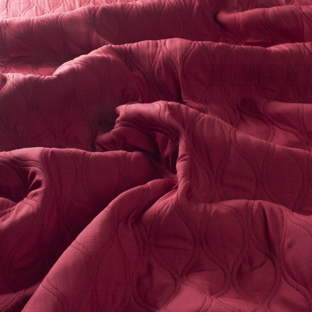 Der unifarbene Pique wirkt durch eine feine Haptik und das dreidimensionale Dessin sehr edel und dekorativ. Der unifarbene Pique wirkt durch eine feine Haptik und das dreidimensionale Dessin sehr edel und dekorativ.