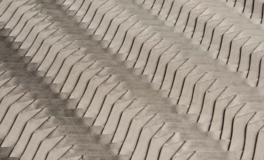 Gefertigt in aufwendiger Handarbeit spiegeln diese Plissees das unverkennbar Besondere wider. Jedes Paneel entsteht individuell in Wunschfarben aus Seidentaft. (Bruno Triplet )
Gefertigt in aufwendiger Handarbeit spiegeln diese Plissees das unverkennbar Besondere wider. Jedes Paneel entsteht individuell in Wunschfarben aus Seidentaft. (Bruno Triplet )