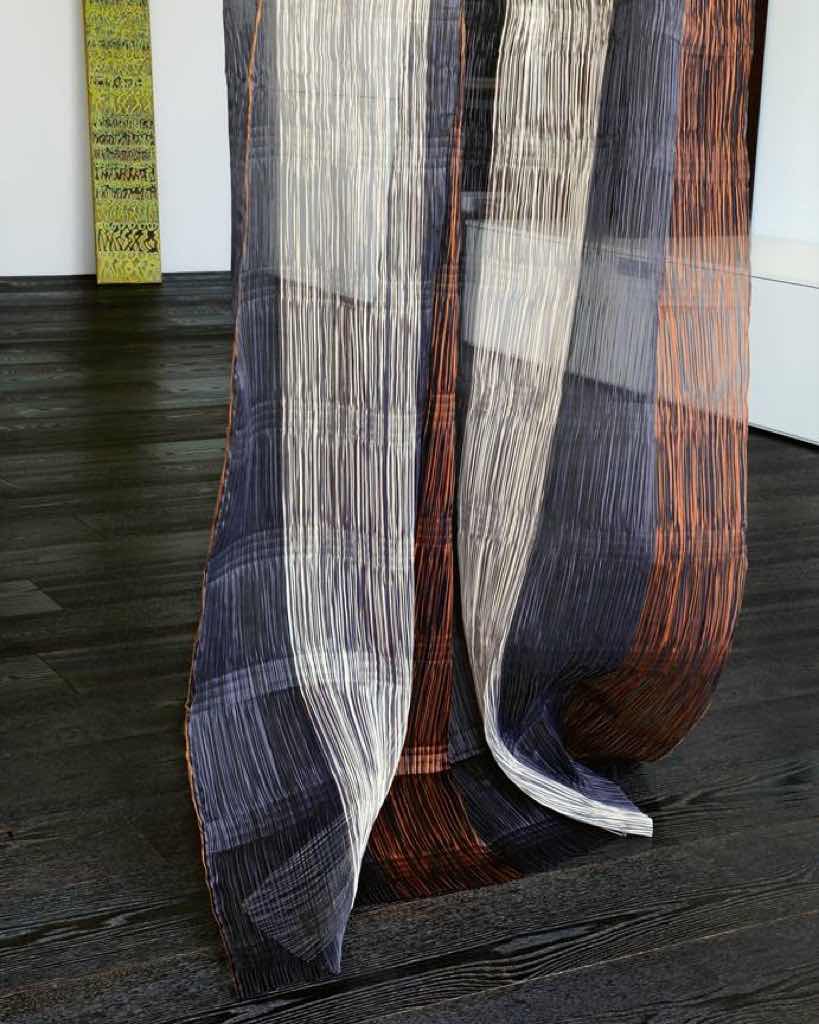 Raffiniertes, fein gestreiftes Gewebe mit einem farblich kontrastierenden, breiten Blockstreifen in Trevira CS. Die Längs-Plissierung und Quer-Prägung erzeugen ein Dessin, das dreidimensional wirkt.
Raffiniertes, fein gestreiftes Gewebe mit einem farblich kontrastierenden, breiten Blockstreifen in Trevira CS. Die Längs-Plissierung und Quer-Prägung erzeugen ein Dessin, das dreidimensional wirkt.