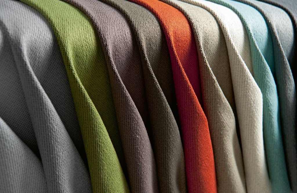 Der multifunktionale Stoff in Trevira CS sorgt für optimale akustische Bedingungen und dunkelt Räume ab. Das Multitalent ist besonders für Schulungs-, Vortrags- und Mehrzweckräume geeignet und lässt sich als Vorhang, Raumteiler oder Möbelstoff einsetzen.Création Baumann