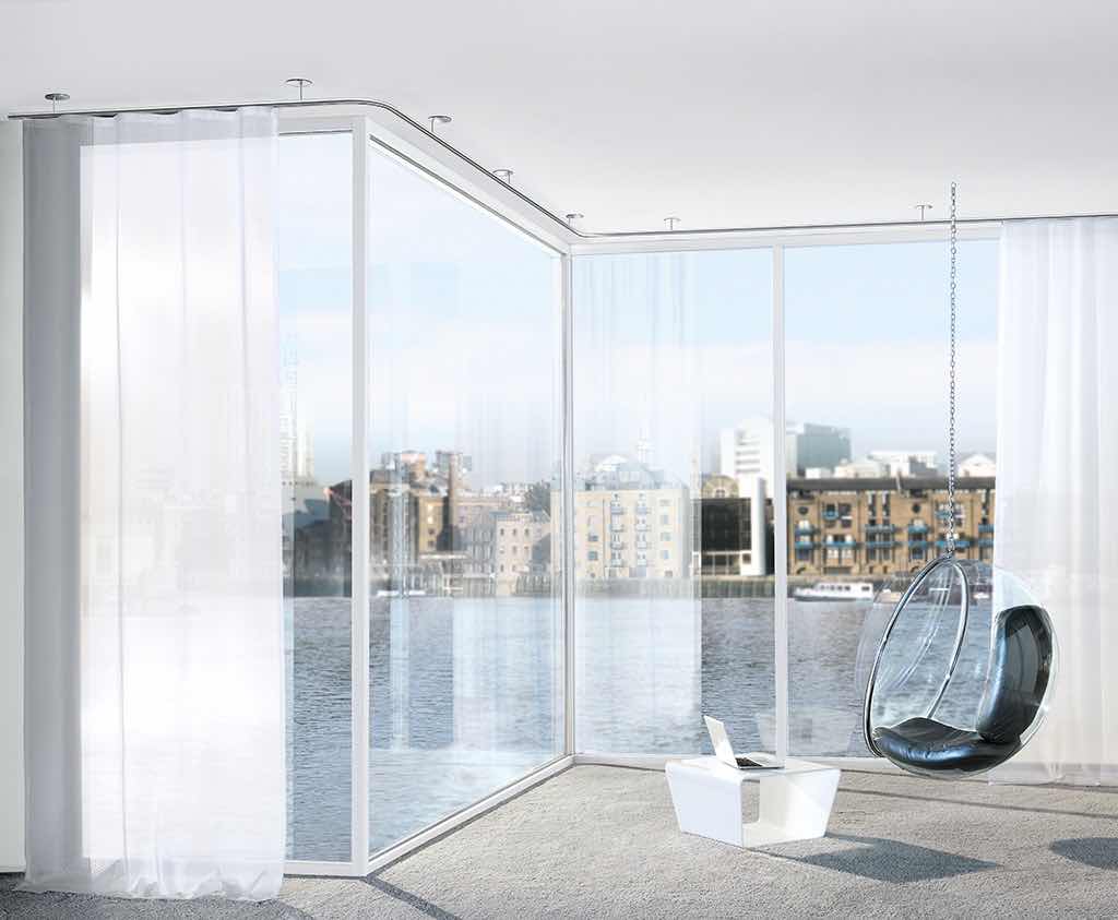 Laufschienen oder Innenlaufsysteme gibt es für die Wand- und Deckenmontage in zahlreichen Profilformen mit unterschiedlichsten Oberflächenveredelungen und Trägersystemen. 