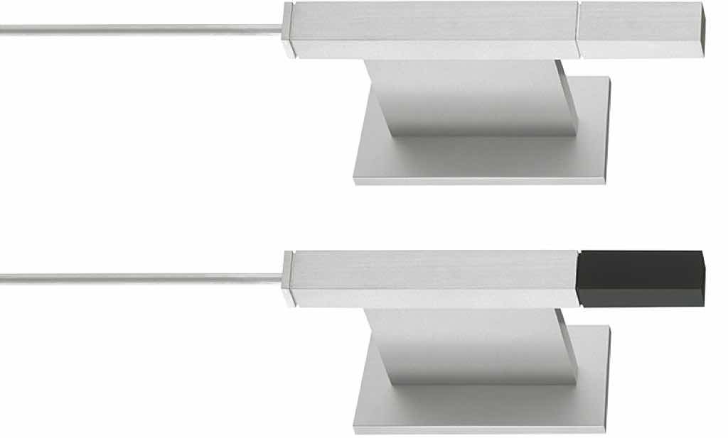 Der Spannstab TENSION hat eine matte Oberfläche aus Edelstahl und ist optional auch mit schwarzem Endstück erhältlich.