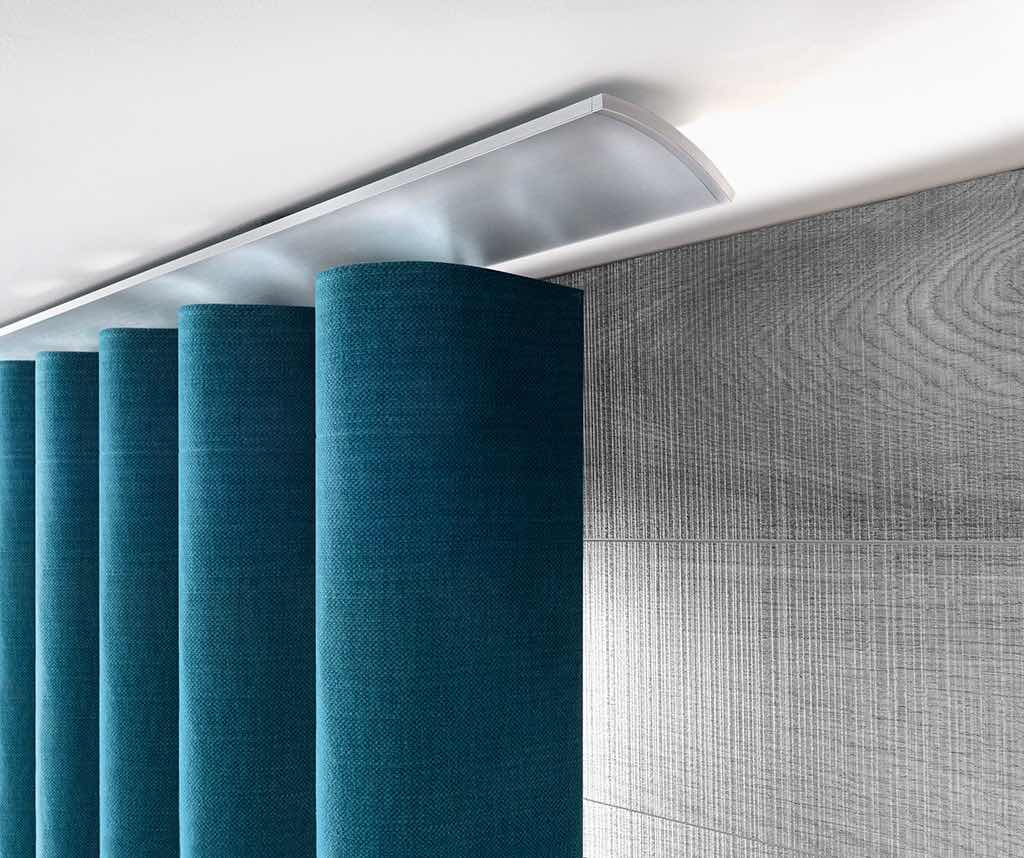 Interstil Wellenvorhang W2 - Ausgeklügelte Technik im verdeckten Laufkanal garantiert den exakt gleichmäßigen Faltenwurf beim Wellenvorhang. W2 betont die Aufhängung an der Decke und schafft dabei gleichzeitig durch die Schattenfuge zur Decke und den verdeckten Laufkanal ein Bild von Eleganz und Leichtigkeit.